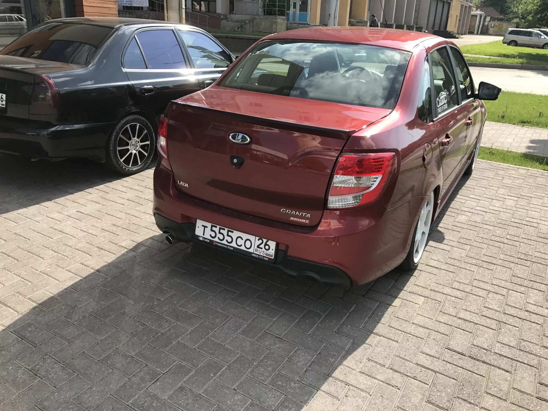 Спойлер гранта спорт. Гранта спорт с черным спойлером. Спойлер Гранта спорт устанавливаем. Установка спойлера Гранта спорт.