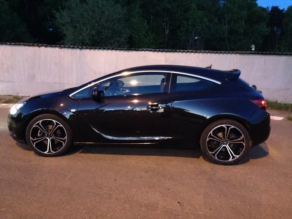Диски на opel astra gtc. Диски на опель gtc r18. opel astra gtc 18 диски. opel astra gtc на 20 дисках.