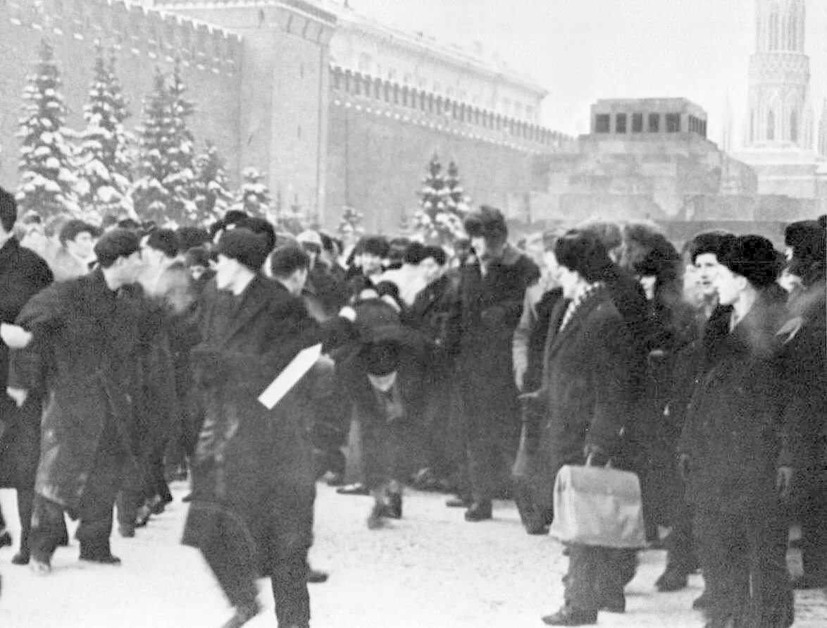 Культурная революция в китае хунвейбины. Хун вей бины. Возле города пекина ходят бродят хунвейбины. Хунвейбины фото. Хун вей бины.