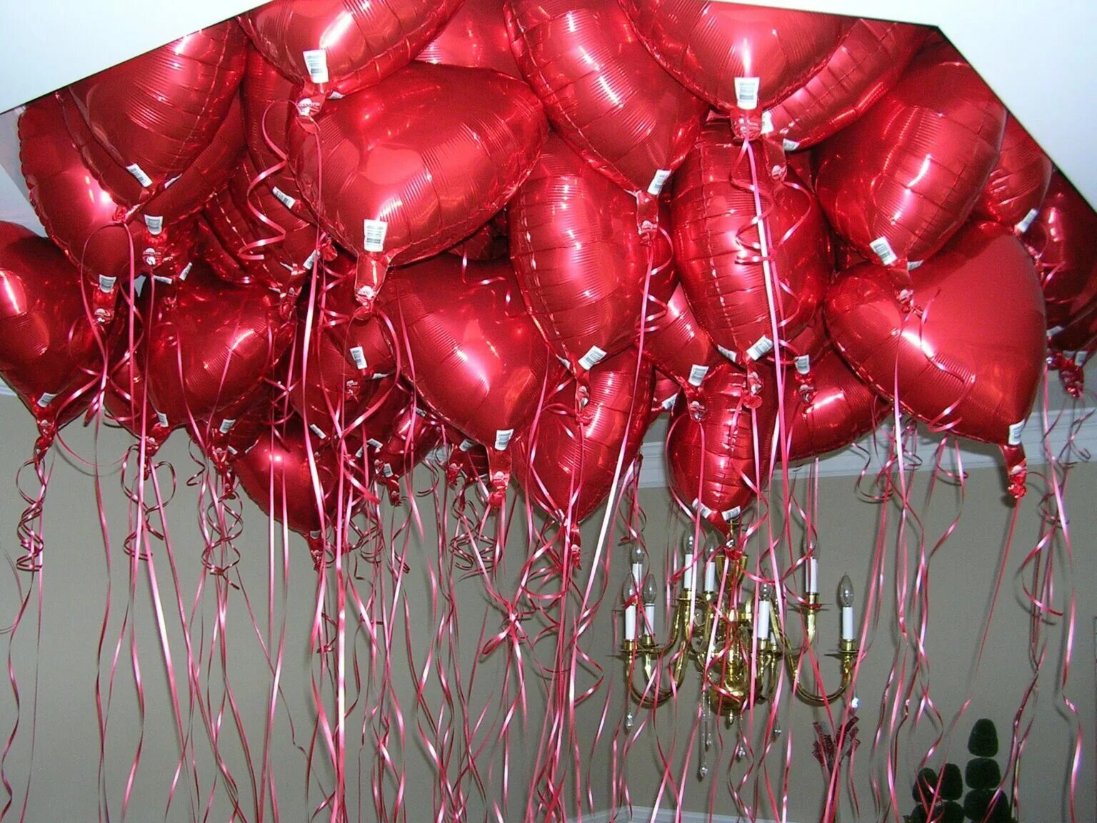 Гелиевые шары челябинск. Воздушные шары. Красные шары. Красный воздушный шарик. Шары сердца.