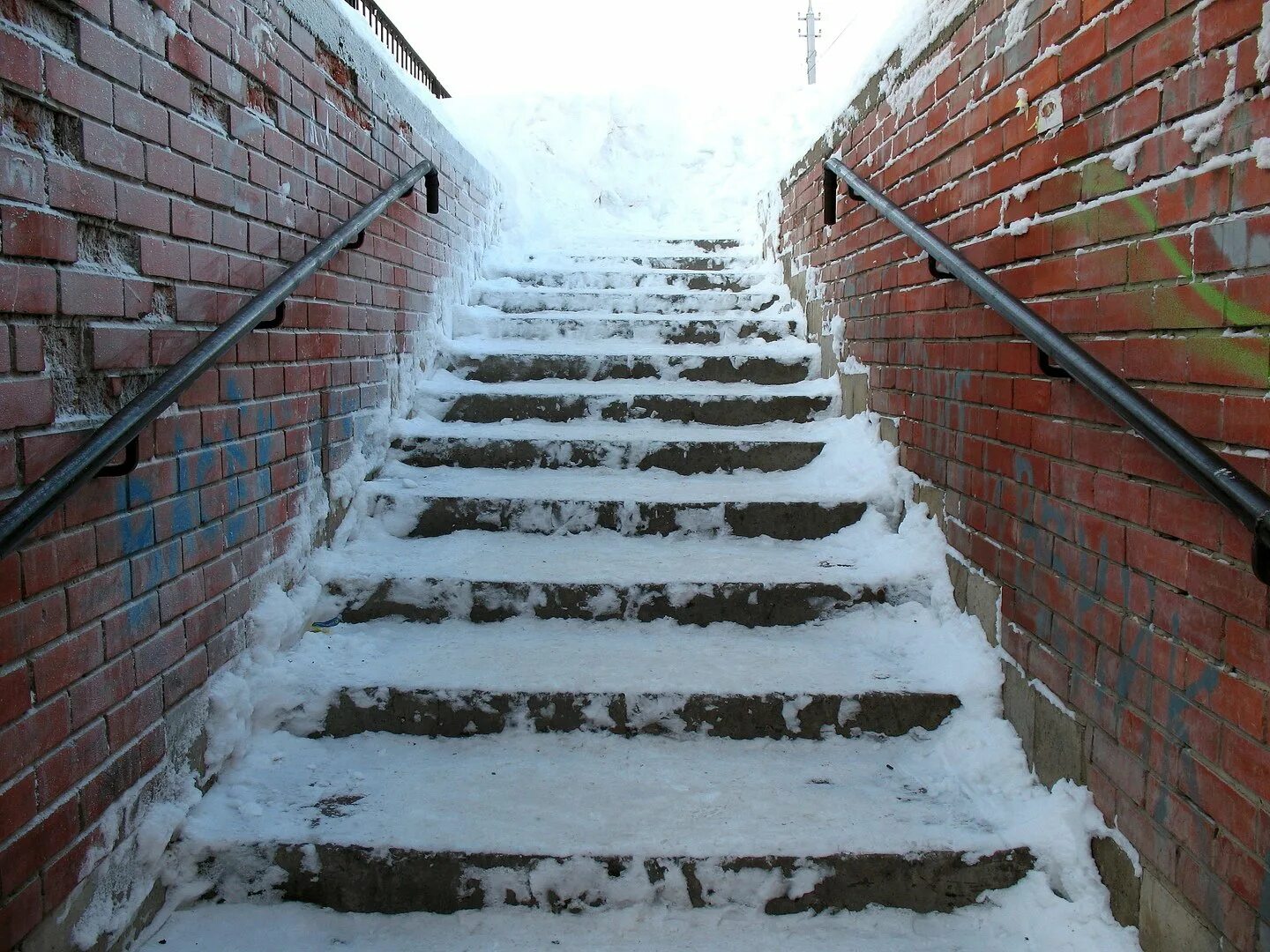 Зимние ступени. Снег на ступеньках. Заснеженная лестница. Лестница в снегу. Заснеженная лестница у дома.