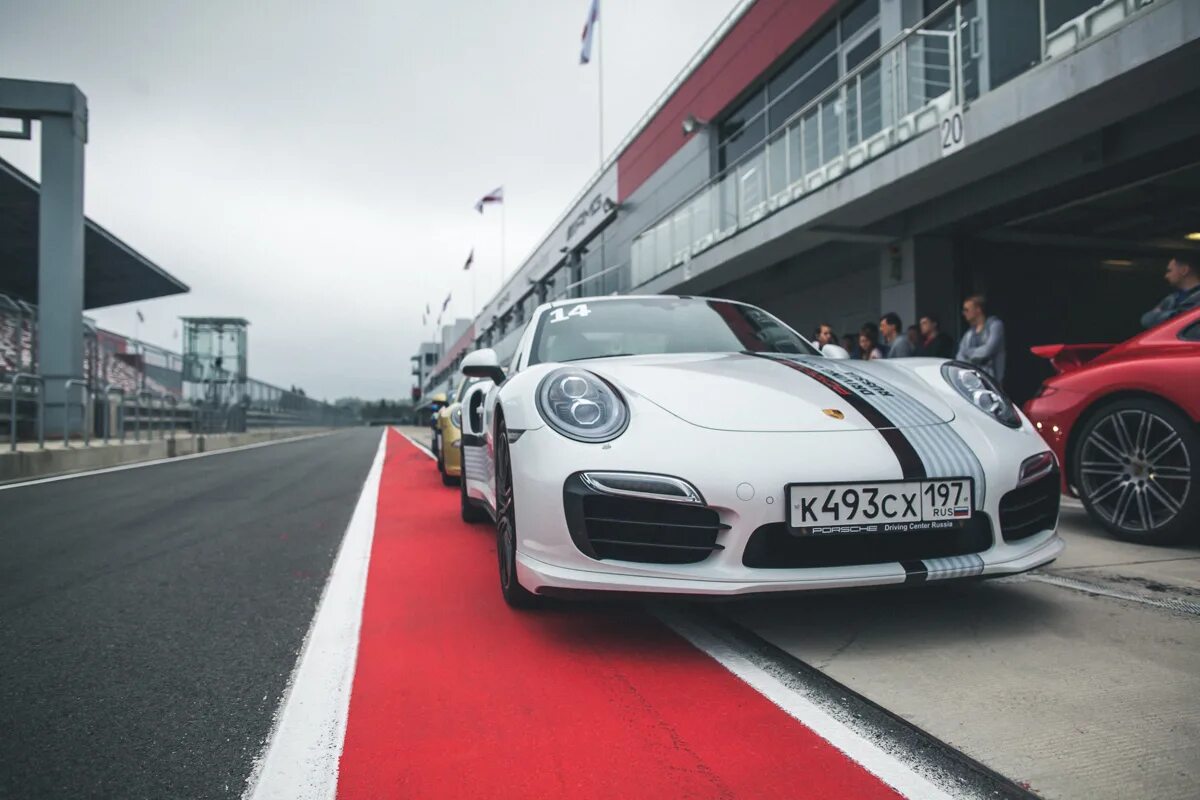 Порше 911 в Москве. Porsche 911 Moscow Raceway. Порше 918 на Moscow Raceway. Porsche 921. Порше ясенево