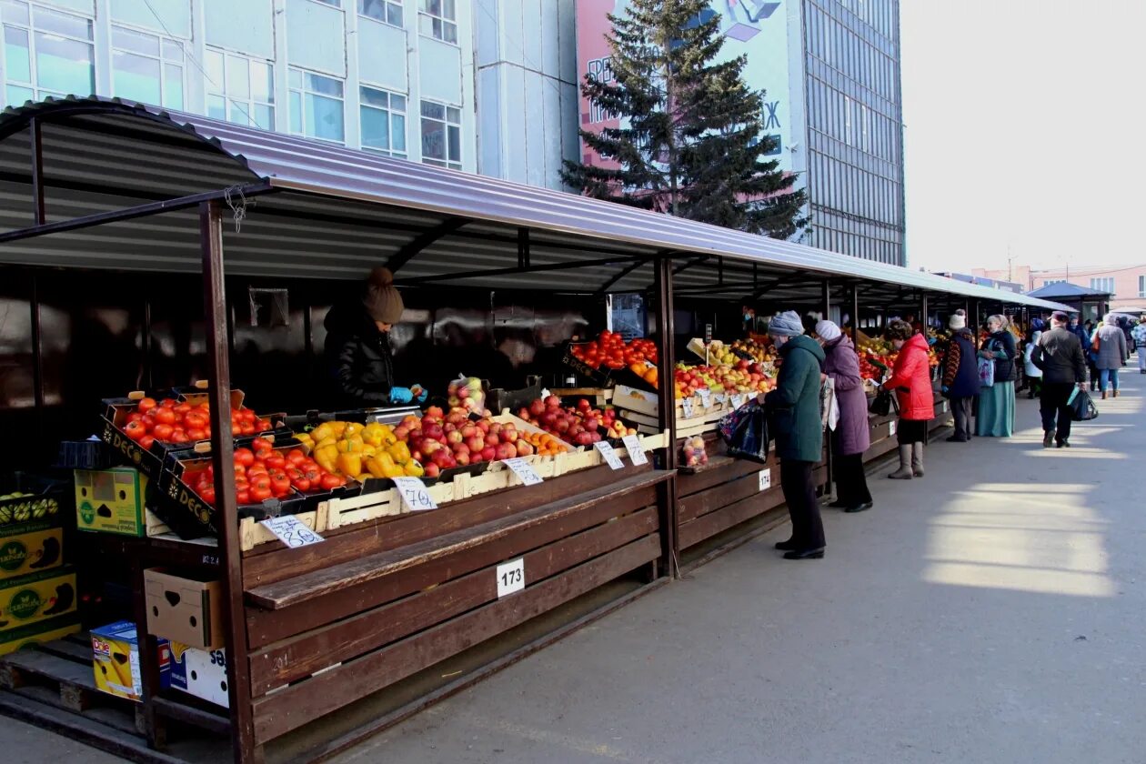 Уличная торговля овощами и фруктами возле магазина Марины Расковой 12. Центральный рынок площадь Иркутск. Торговый рынок. Торговля овощами.