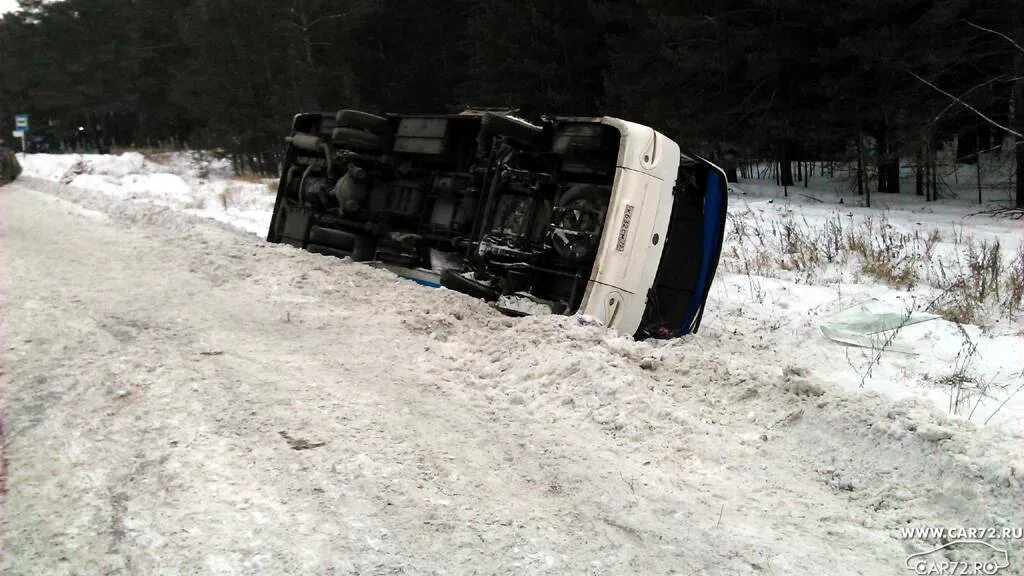 Аварии в Тюменской области село Исетского. Движение на трассе Курган Тюмень восстановлено. Автобус Тюмень Курган. Маршрутка в кювете из-за снега.