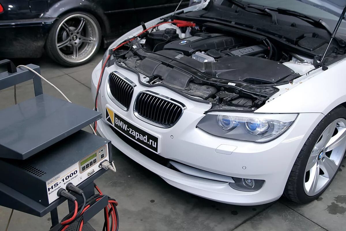 Где стоит аккумулятор на бмв. Bmw 3 аккумулятор. аккумулятор bmw e93. акб бмв ф30. bmw 2006 у аккумулятор.