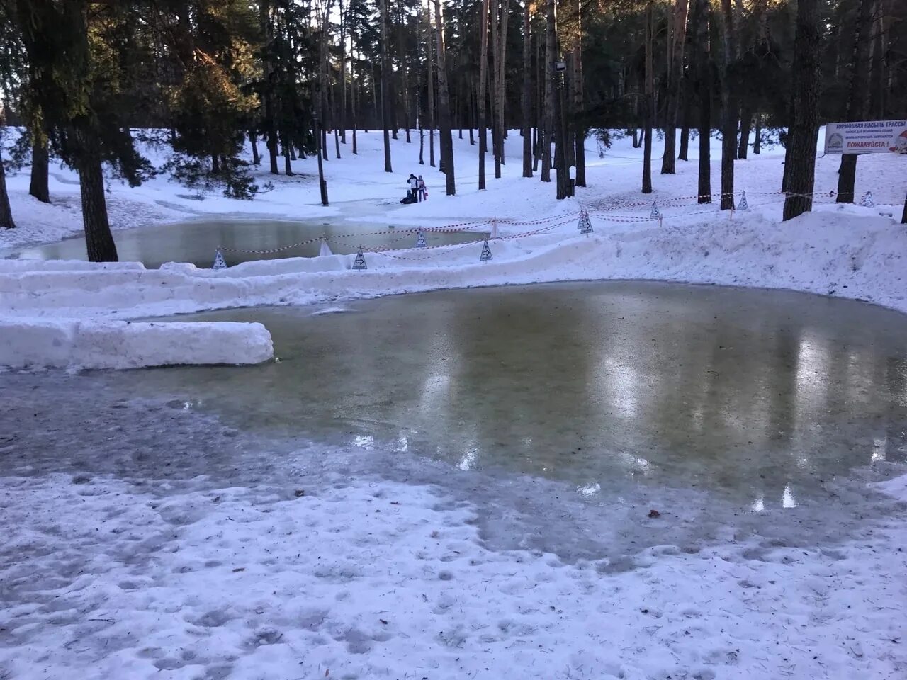 Городок жуковский вконтакте. Жуковский зимой сквер. Жуковский каток 2023.