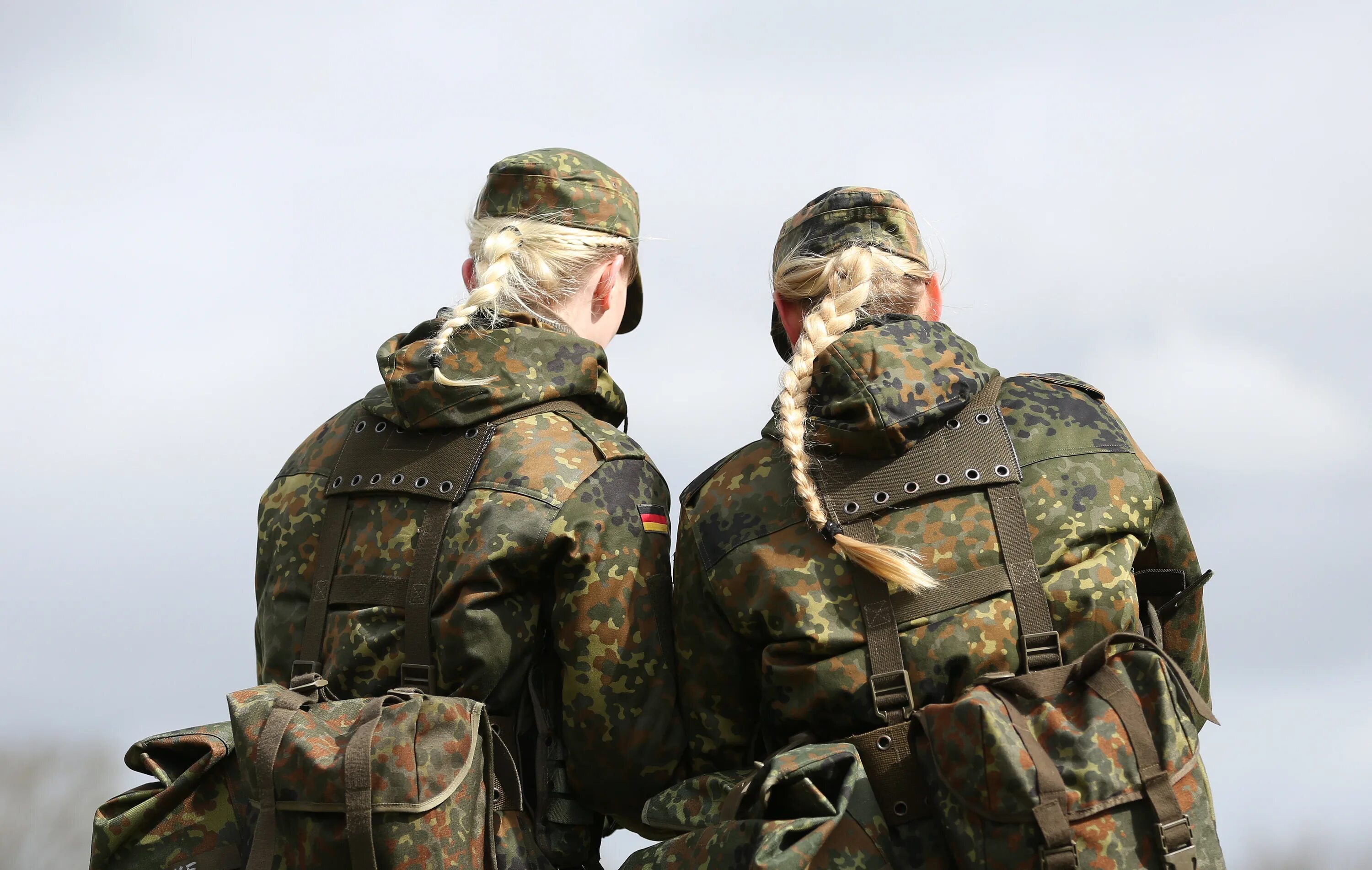 Бундесвер военные. Солдат Бундесвера. Женщины в бундесвере. Бундесвер 1986. Немецкая армия Бундесвер снаряжение.