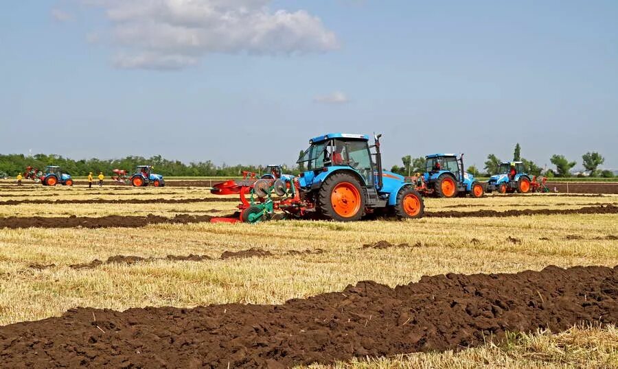 пахарь на тракторе. спк красный пахарь починковского района. поле плюс машины. тора агро. пахота на лошади.