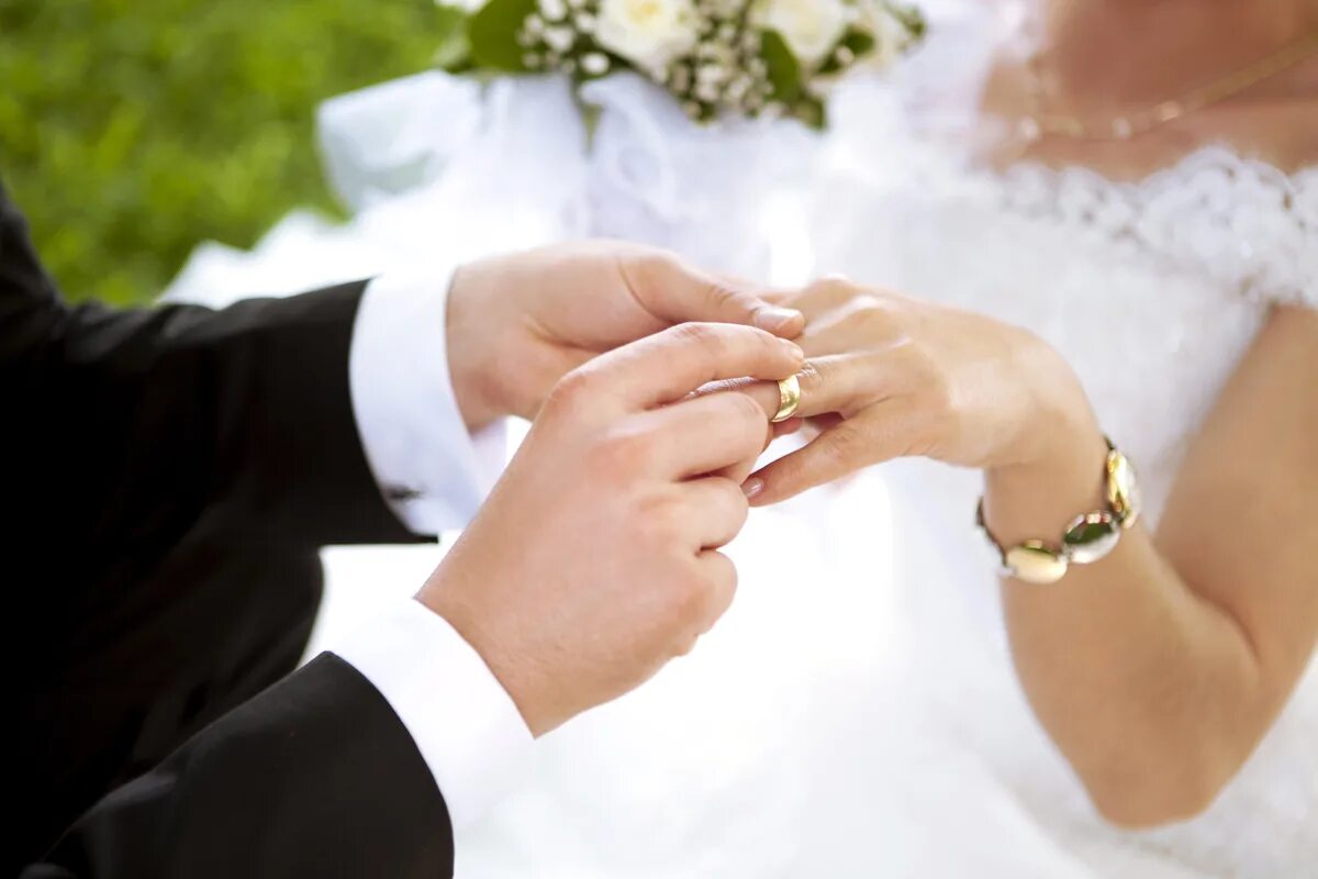 Брак свадьба. Кольца на свадьбу. Свадебные кольца на руках. Свадьба картинки. Вступление в брак в 14