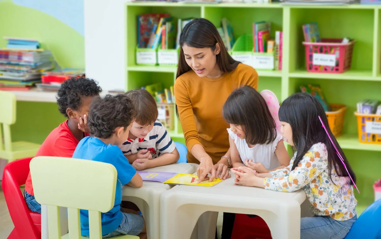 I teach children. Дети в детском саду. Воспитатель детского сада. Воспитатель с детьми. Воспитатель и дети в детском саду.