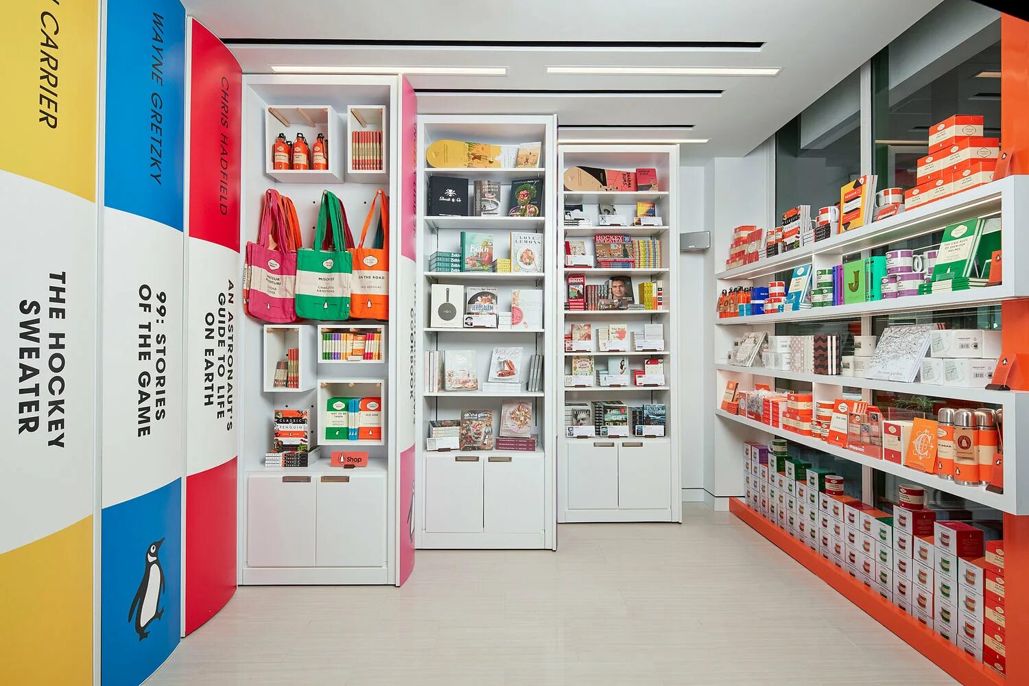 Penguin магазин. Магазин тахмин шоп. Retail book. Book shop Interior Design.