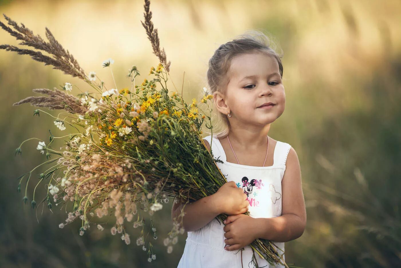 Дети красота жизни. Дети с цветами. Цветы для детей. Дети и природа. Фотосессия дети с цветами.