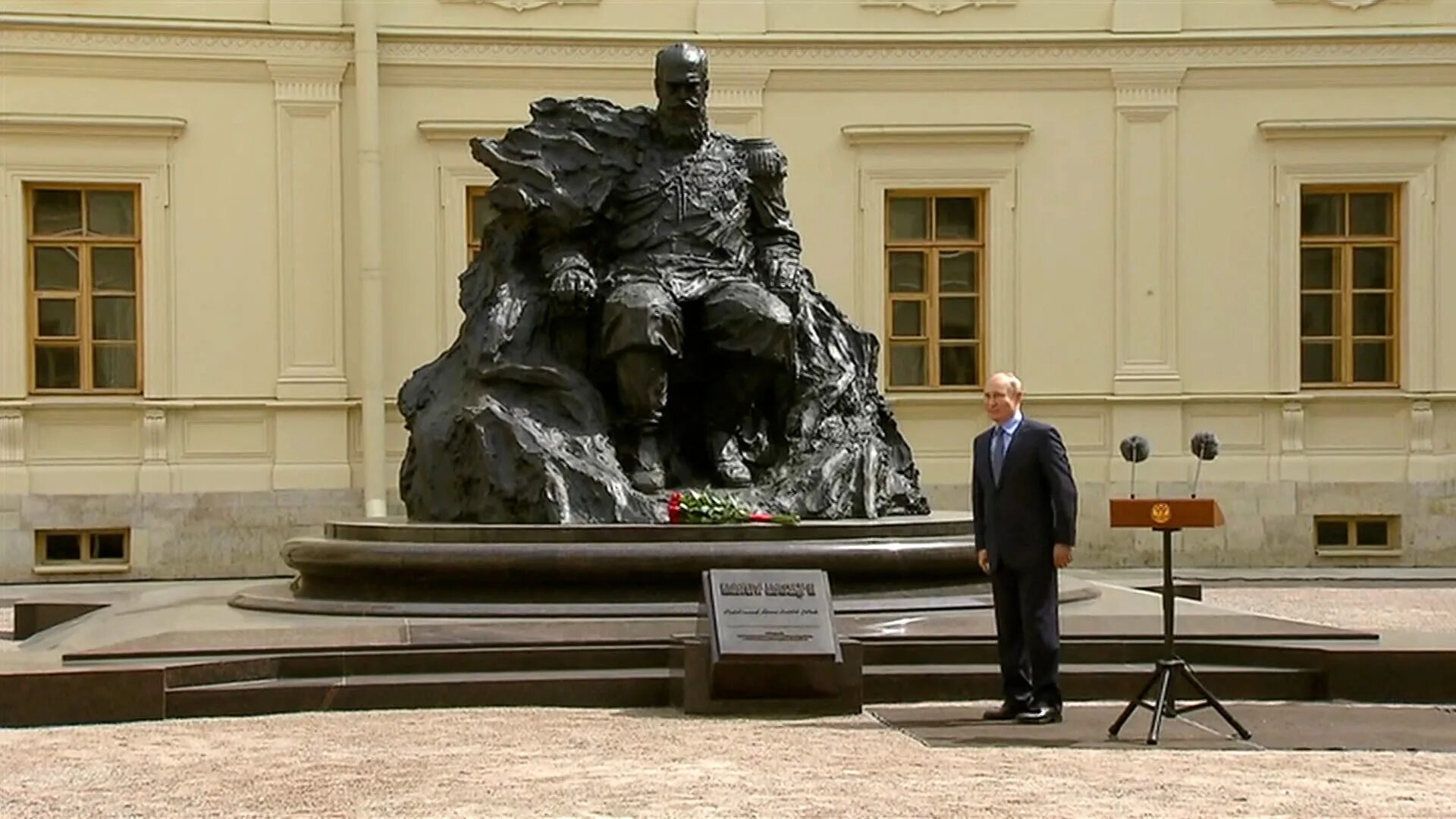 Памятник александру 3 в санкт. Памятник Александру 3 в Гатчине. Новый памятник Александру 3 в Гатчине. Памятник Александру 3 Трубецкой.