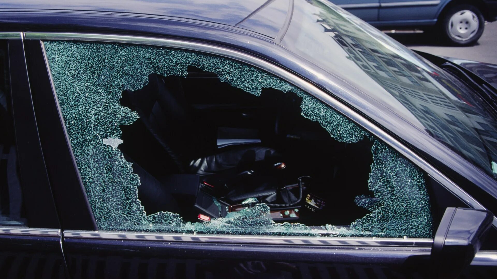 Разбитое тонированное стекло. Машина ворует. Автомобильные кражи. Broken car Window.