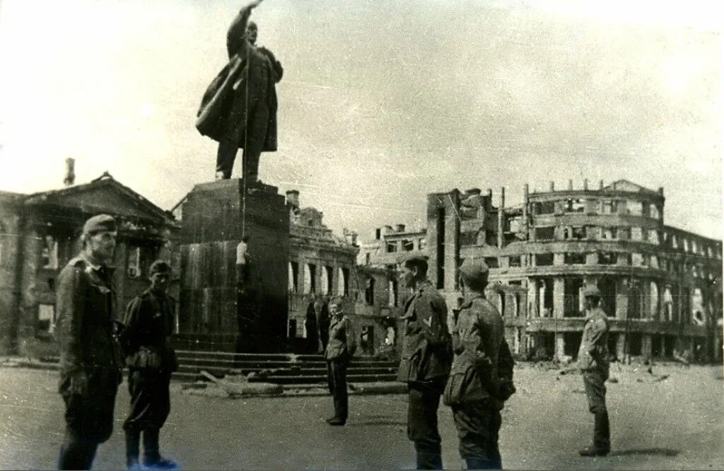 Повешенные воронеж. Воронеж 1942 площадь Ленина. Разрушенный Воронеж 1942. Памятник Ленину Воронеж 1942. Площадь Ленина Воронеж в годы войны.