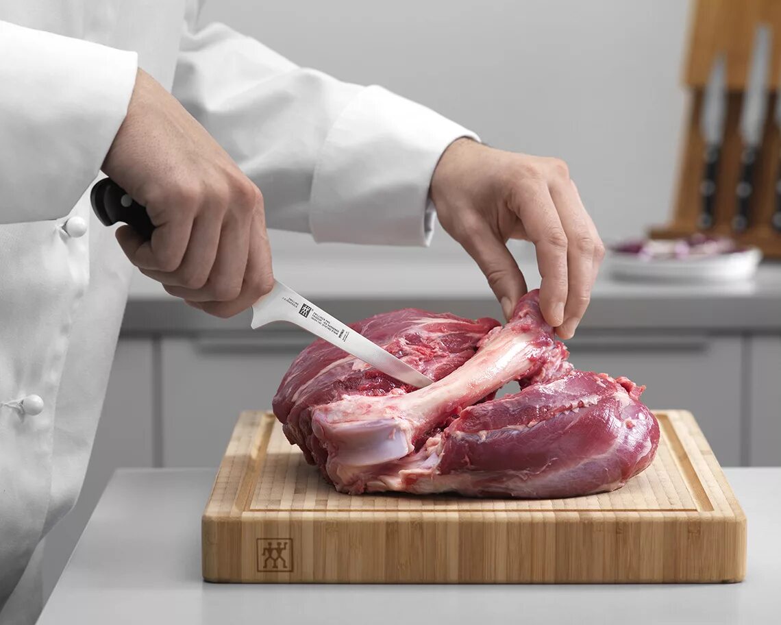 Нож для срезания мяса с костей. Обвалка жиловка зачистка. Meat cutting