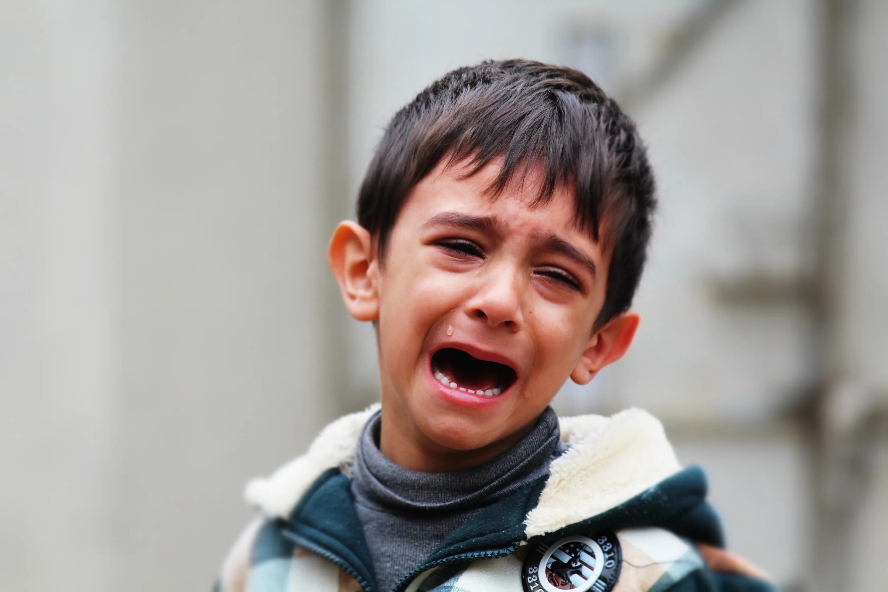 Sad kid. Мальчик плачет. Психологическое насилие в школе. Буллинг в детском саду. Фотография мальчика.