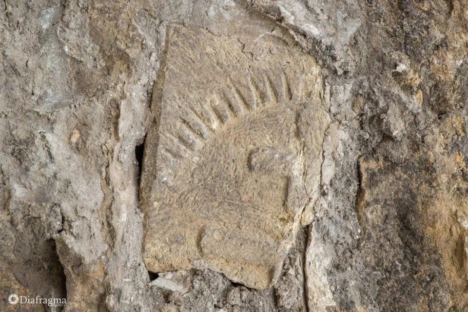 древние находки в самарской области. на древней плите найденной археологами. каменная плита античная. древняя каменная плита с надписями. на древней плите найденной археологами.