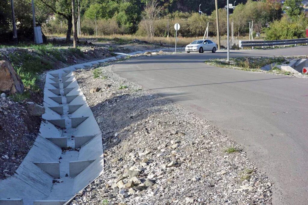 растекатель бетонный 3. земляной водоотводной кювет. водоотводной лоток aco drain. дренажная система лоток водоотводный. ливневая канализация aco.