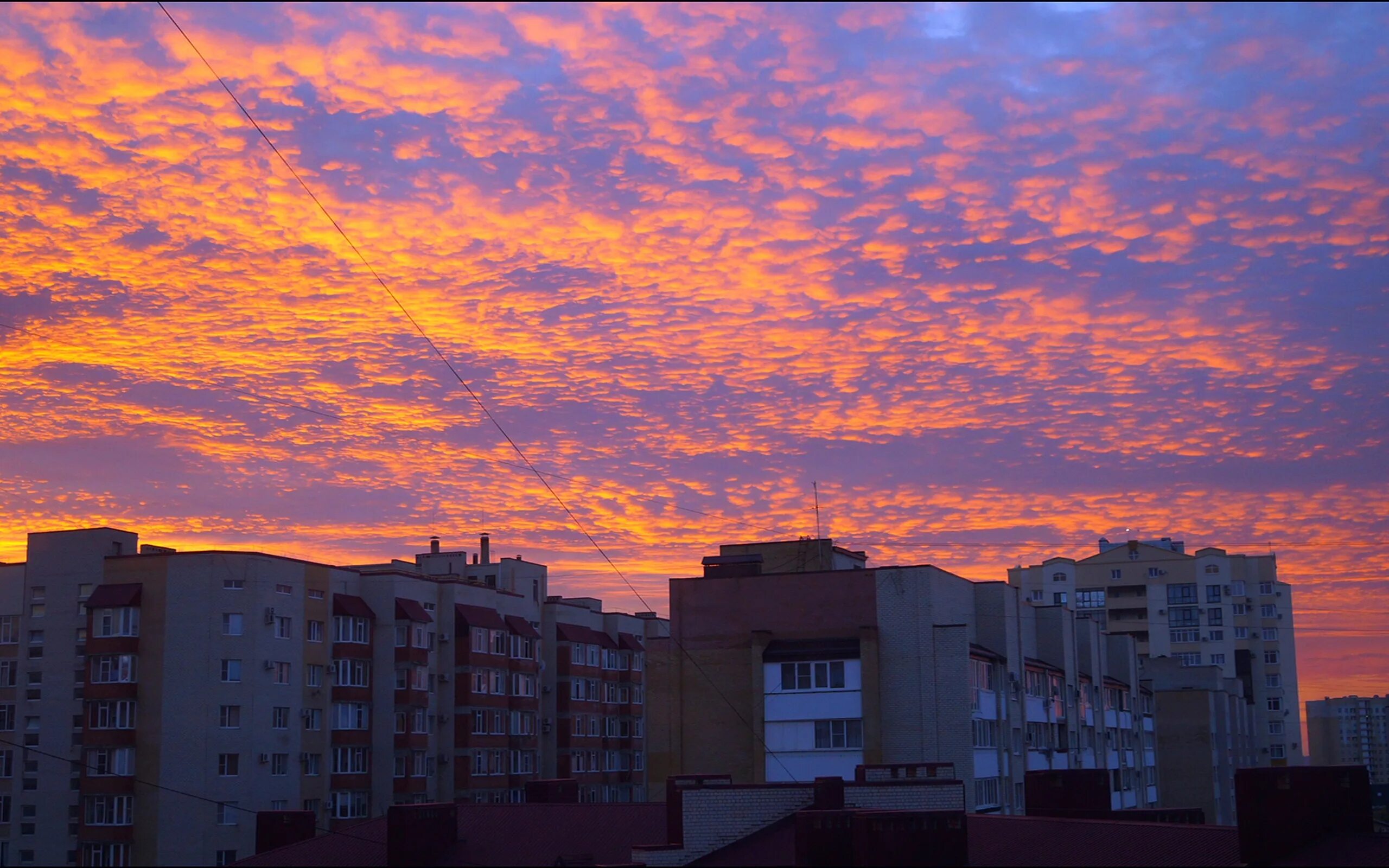 Среди серых облаков и многоэтажек. Закат в городе. Рассвет в городе. Красивый закат в городе. Закат над городом.