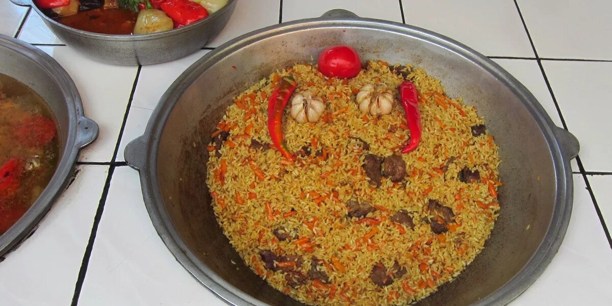 Для цвета в плов добавляют. Плов байрам. праздничный стол с пловом. застолье с пловом. блюда на байрам.