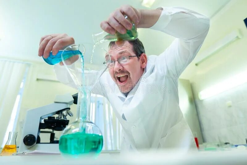 Ученые проводят эксперимент. Защищающийся ученый. Сумасшедший профессор. Филипп хейниси химик. Российские ученые медики.
