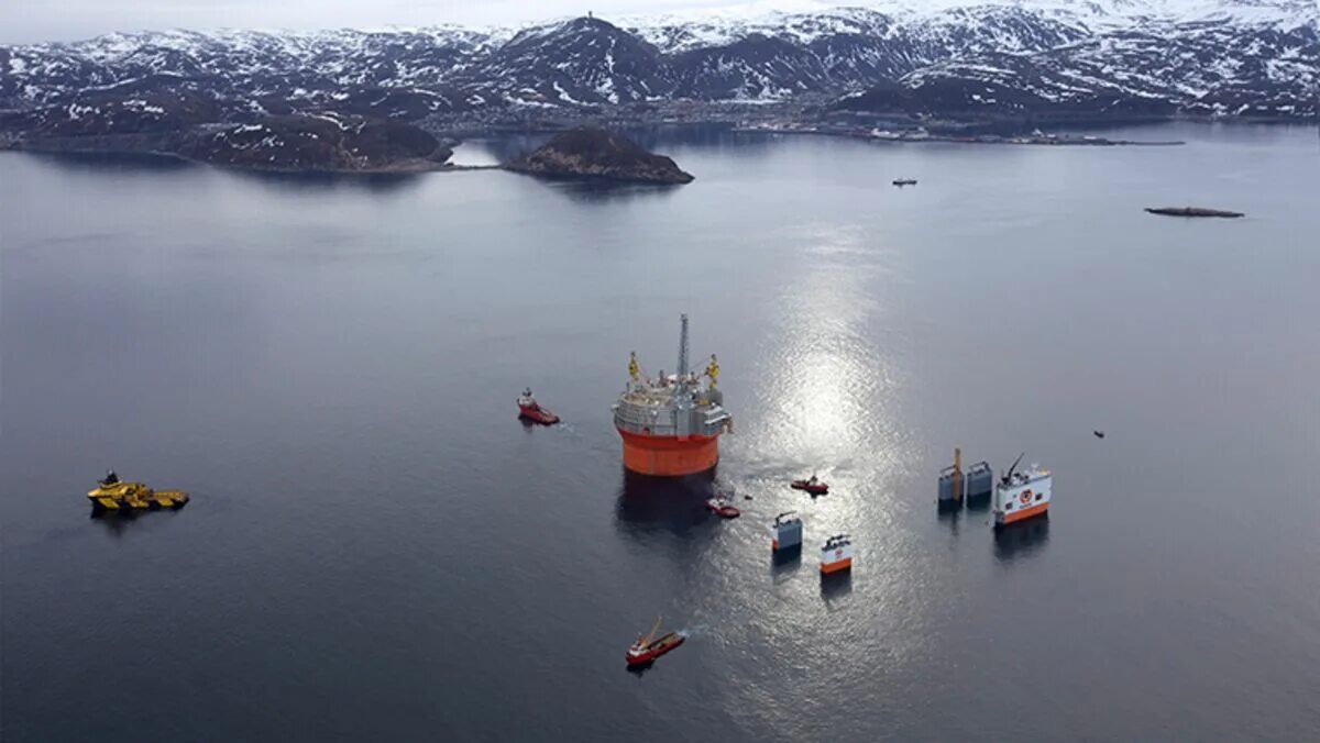 Ледовый рудник. Нефтяная платформа. Ледовый рудник. Приразломная баренцево море. Баренцево море норвегия.