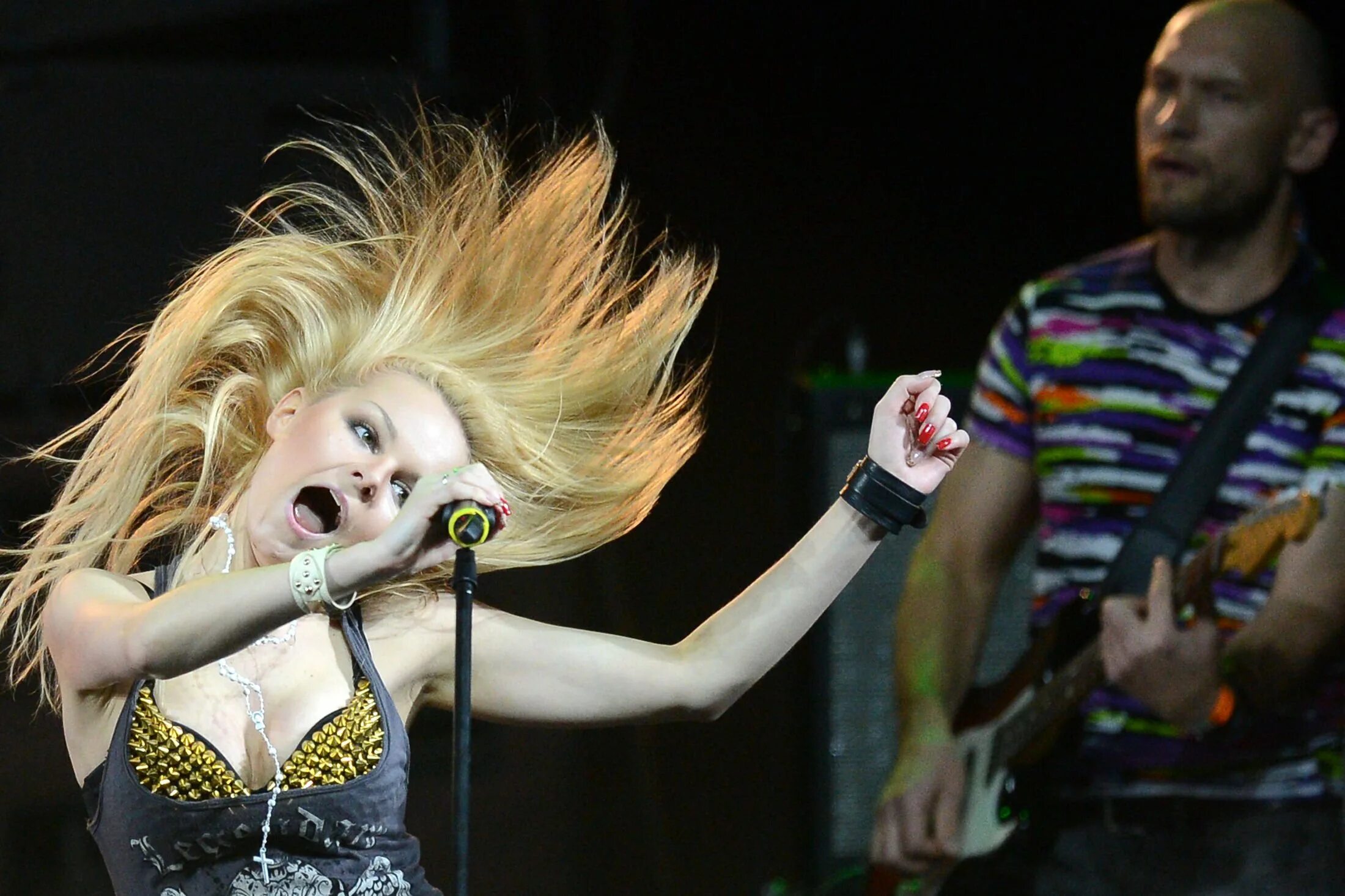 Ленинград девчонка. Солистка группы ленинград алиса. Группа ленинград василиса старшова. Флорида чантурия и шнуров. Солистка ленинграда сейчас 2022.