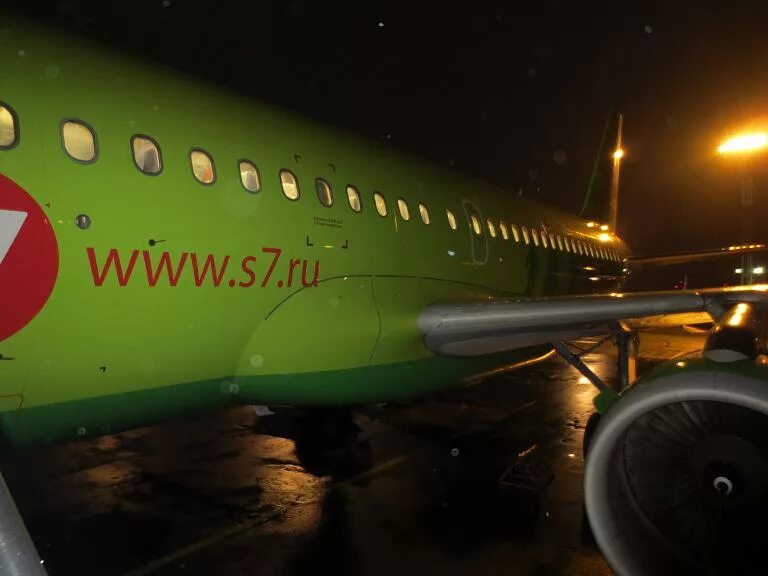 Самолет в 7 вечера. Самолет с 7 в Домодедово. S7 а320 Домодедово. S7 Airlines самолеты Москва Санкт-Петербург. Самолет s7 в аэропорту.