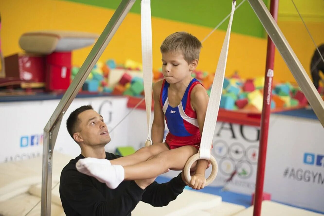 детский спорт. фитнес акробатика. спортивная гимнастика для мальчиков. где мальчиков обучали гимнастике 5 класс. гимнастки дети развивающая.