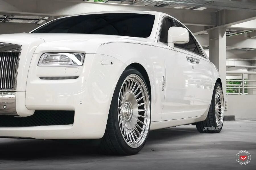 Диски роллс ройс. Rolls Royce Ghost диски. Rolls Royce Ghost 2021 на Vossen. Rolls Royce Ghost White. Rolls Royce Ghost колеса.