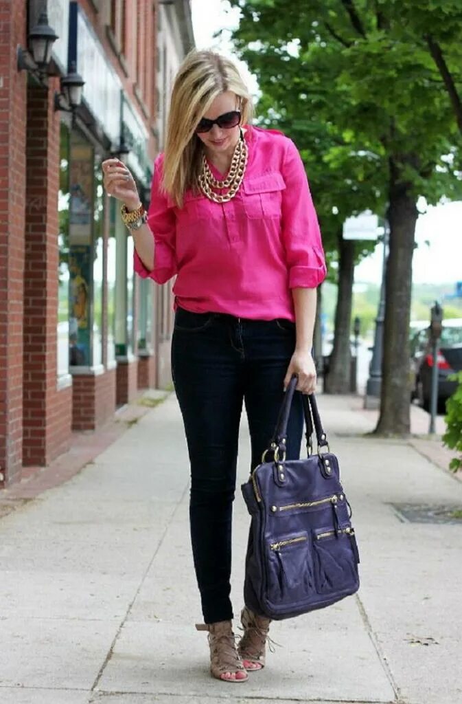 С чем надеть розовую. Ярко розовая блузка. Образ с розовой блузкой. Луки розовая блузка. Образ с яркой рубашкой.