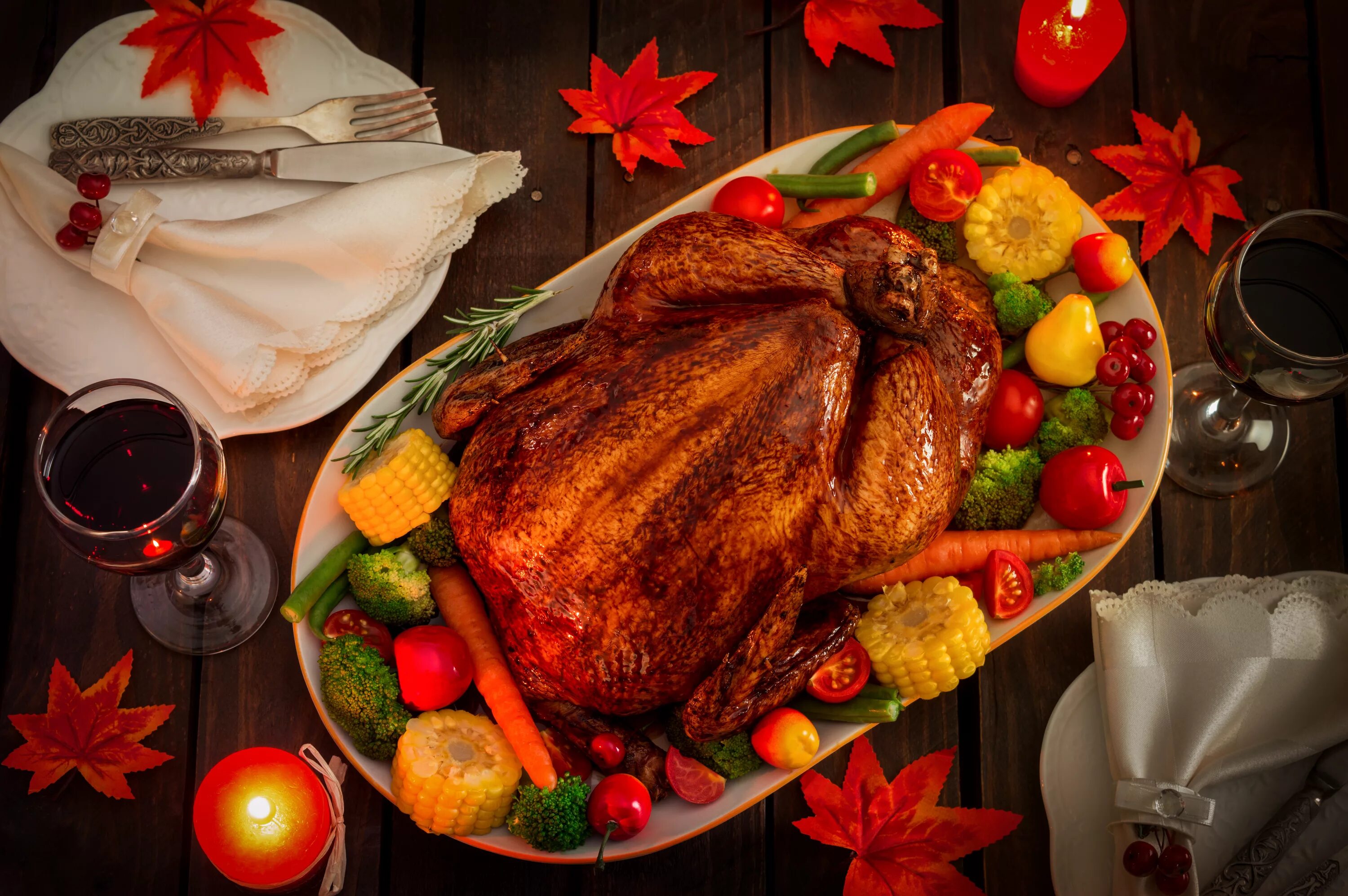 Thanksgiving turkey. Курица на праздничный стол. Рождественская индейка. Индейка на день Благодарения. Индейка с овощами.