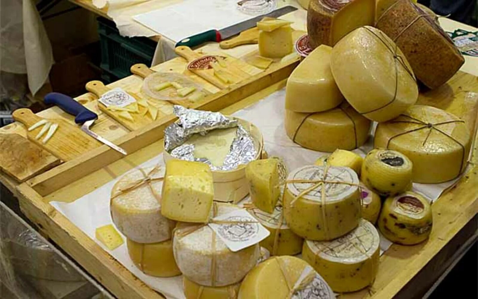Сыр марсалера. Cheese box сыр чеддер. Выкладка сыров. Сыроварня олега сироты сыры. Сыр моцарелла в упаковке.