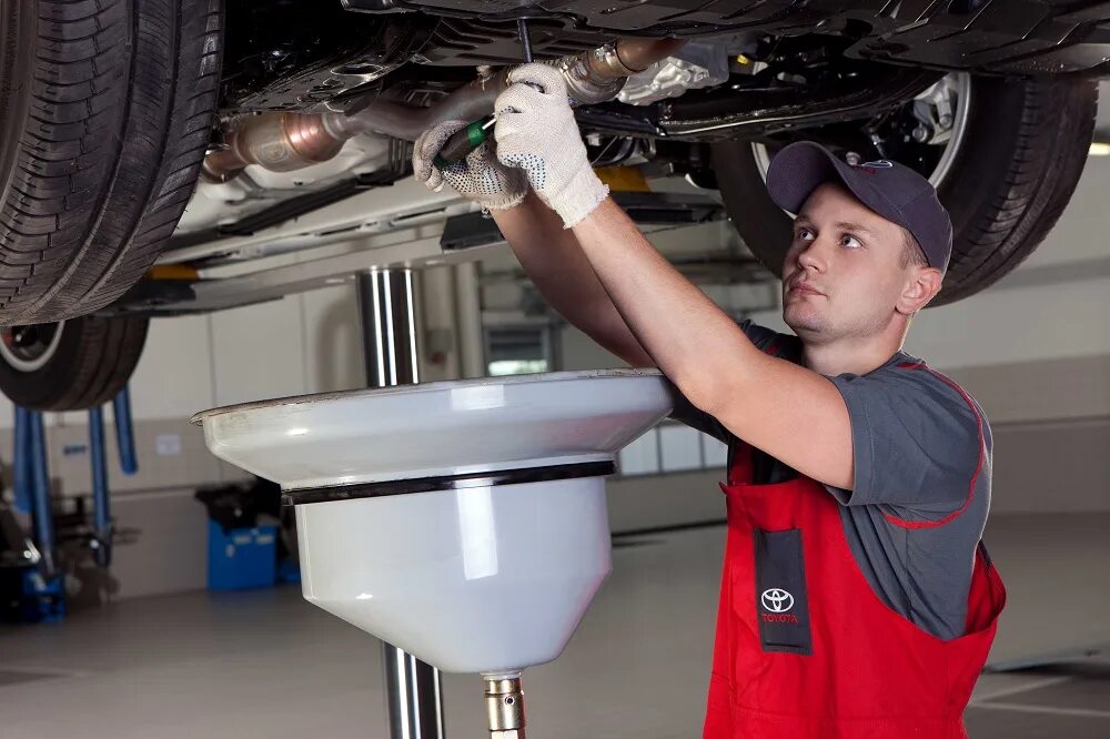 автосервис менять масло. автосервис технолайн в люберцах. машина в сервисе. автосервис менять масло. рабочее место автомеханика в автосервисе.