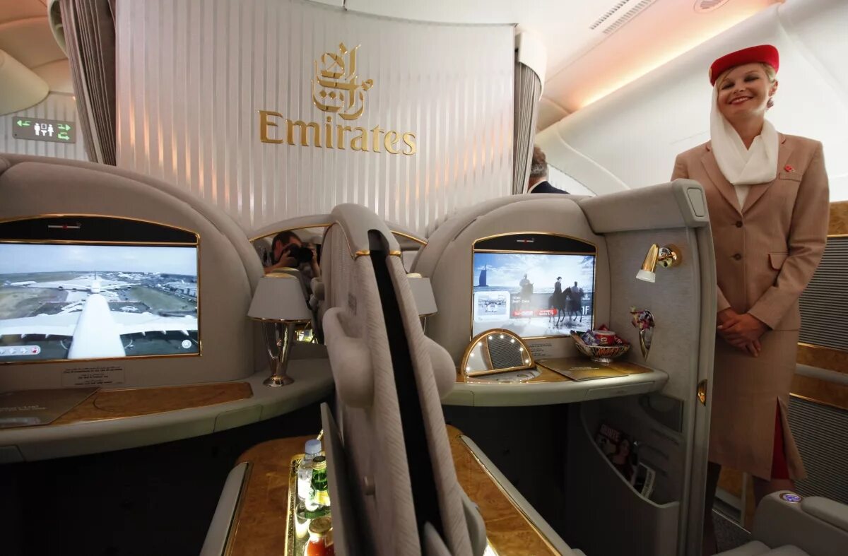 Airbus a380 шейха. Flying emirates. первый класс в самолете эмирейтс. первый класс боинг 777 эмирейтс. боинг 777 300 er эмирейтс.