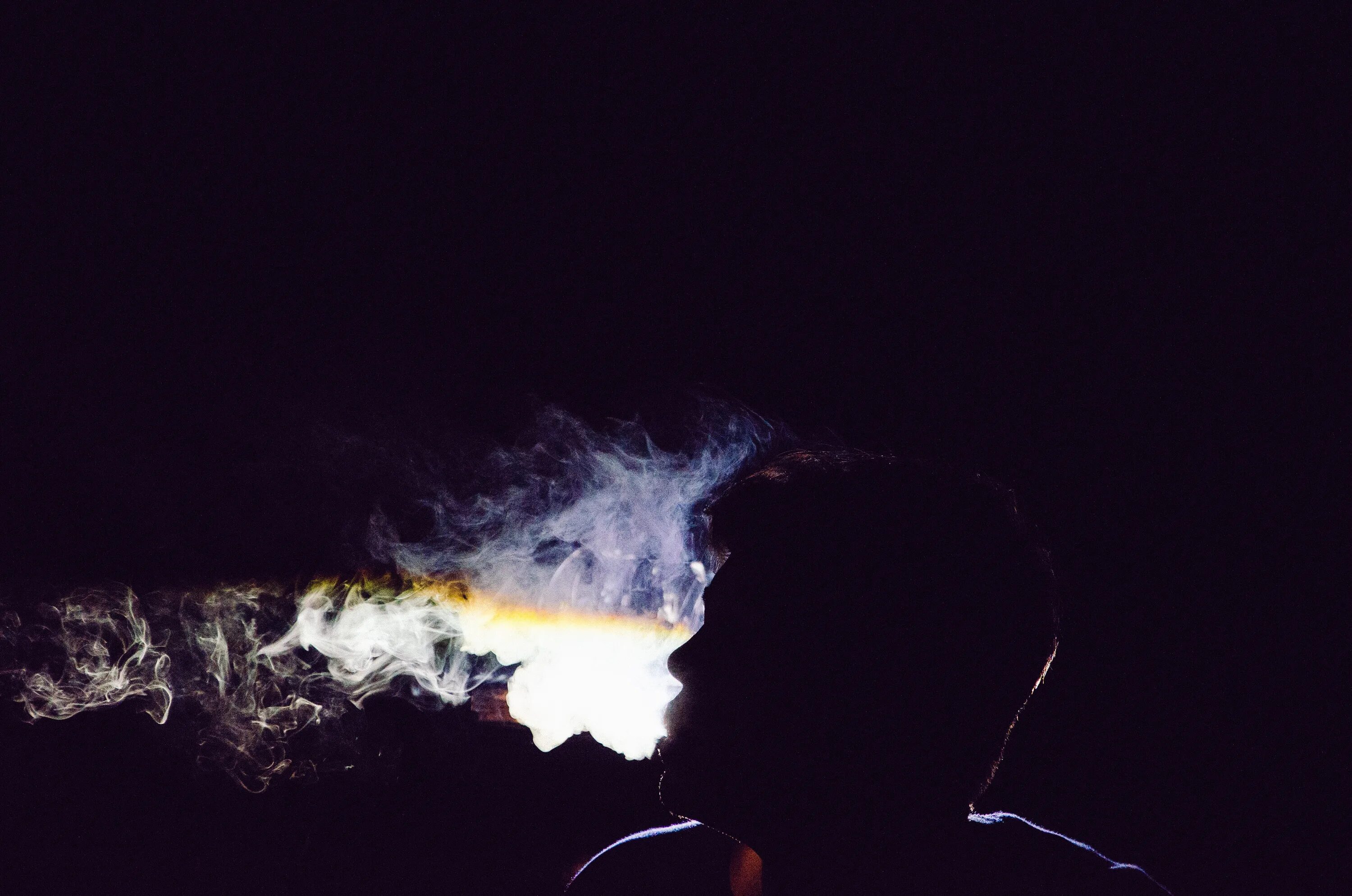 Курящий в темноте. Дым сигарет. Парень курит в темноте. Ночь дым. Сигаретный дым дорогой коньяк