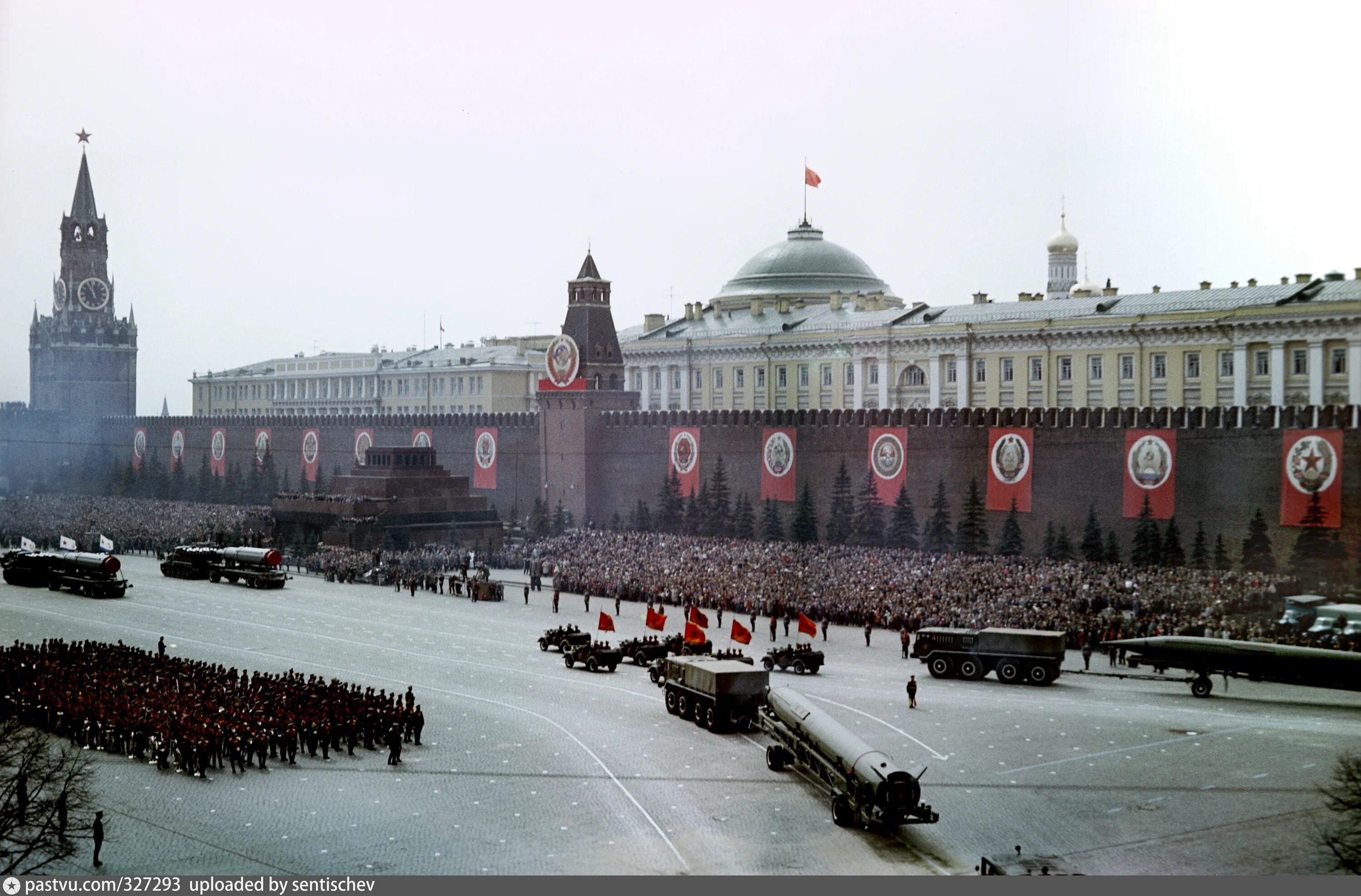 Парад победы 1965 года на красной площади в москве. Парад победы красная площадь 1990. Парад победы 1985 года. Парад на красной площади 1985. Парад 9 мая 1985.