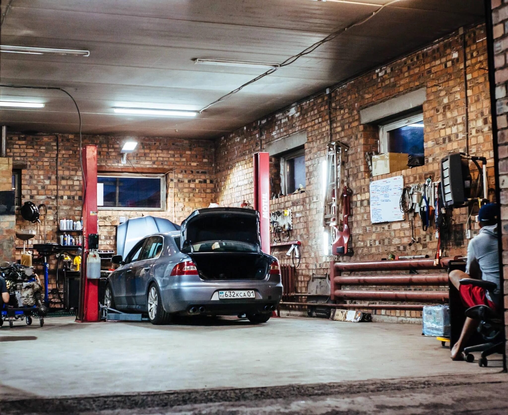 Маленькие машины в гараже. Гараж. Классный гараж. Красивый гараж. Машина в гараже.