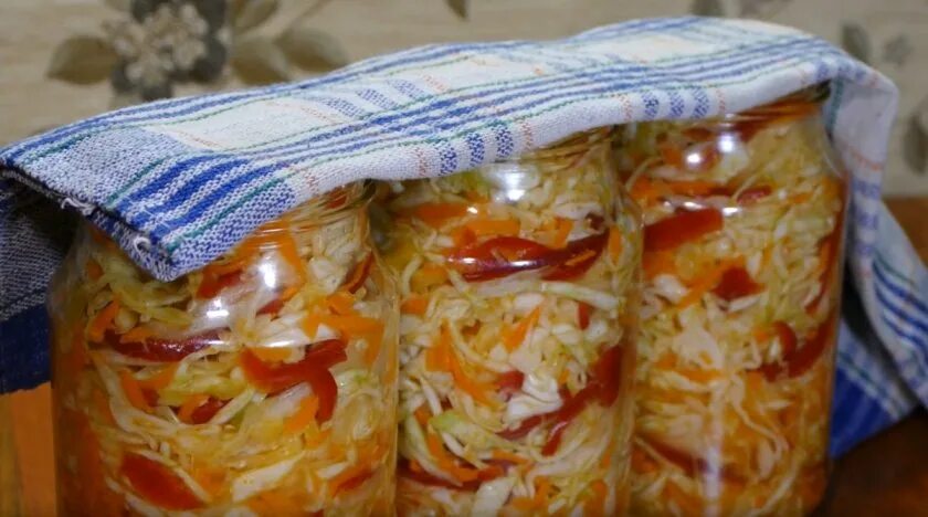 Рецепт капуста с морковью на зиму. Салат с капустой на зиму. салат с капустой на зиму в банках. салат из капусты с болгарским перцем на зиму. капуста с болгарским перцем на зиму.