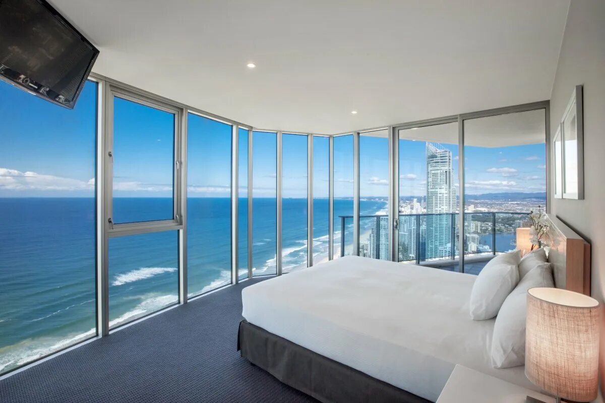 More fora. Спальня с панорамным видом. Панорамные окна с видом на море. Отель с видом на океан.