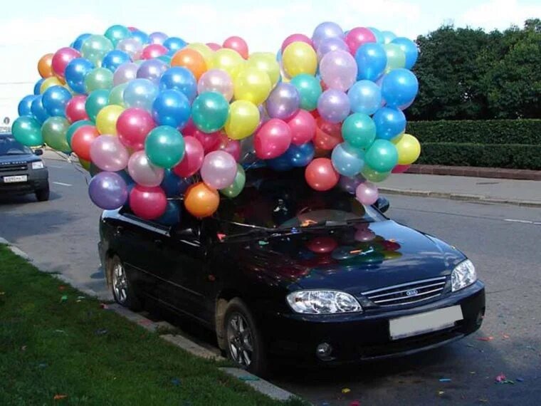 Шары доставка нижний. Украшение машины воздушными шарами. Машина с шарами. Машина с воздушными шариками. Украсить машину шариками.
