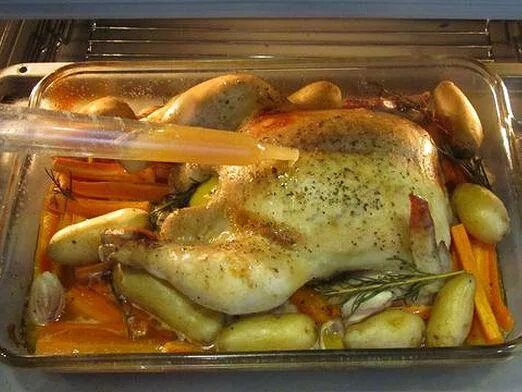 Курица в духовке в стеклянной форме. Курица в стеклянной утятнице в духовке. курица с картошкой в стеклянной утятнице в духовке. курица в утятнице в духовке целиком. курица в стеклянной утятнице в духовке целиком.
