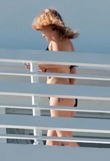 Blake+Lively+Bikini+Pictures+on+Hotel+Balcony+In+Miami+www.GutterUncensored...