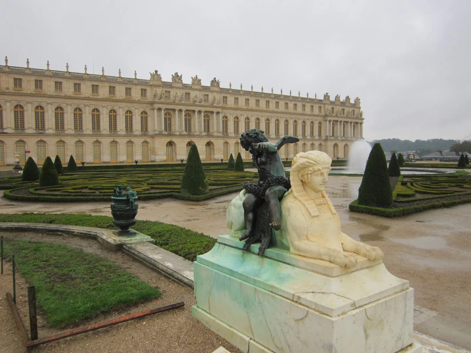 Покорение версаля. Дворец в Версале сверху. Маленький Версаль Франция. Версальский дворец, Франция. «Афина учит людей созданию скульптур». Как выглядит Версаль сейчас.