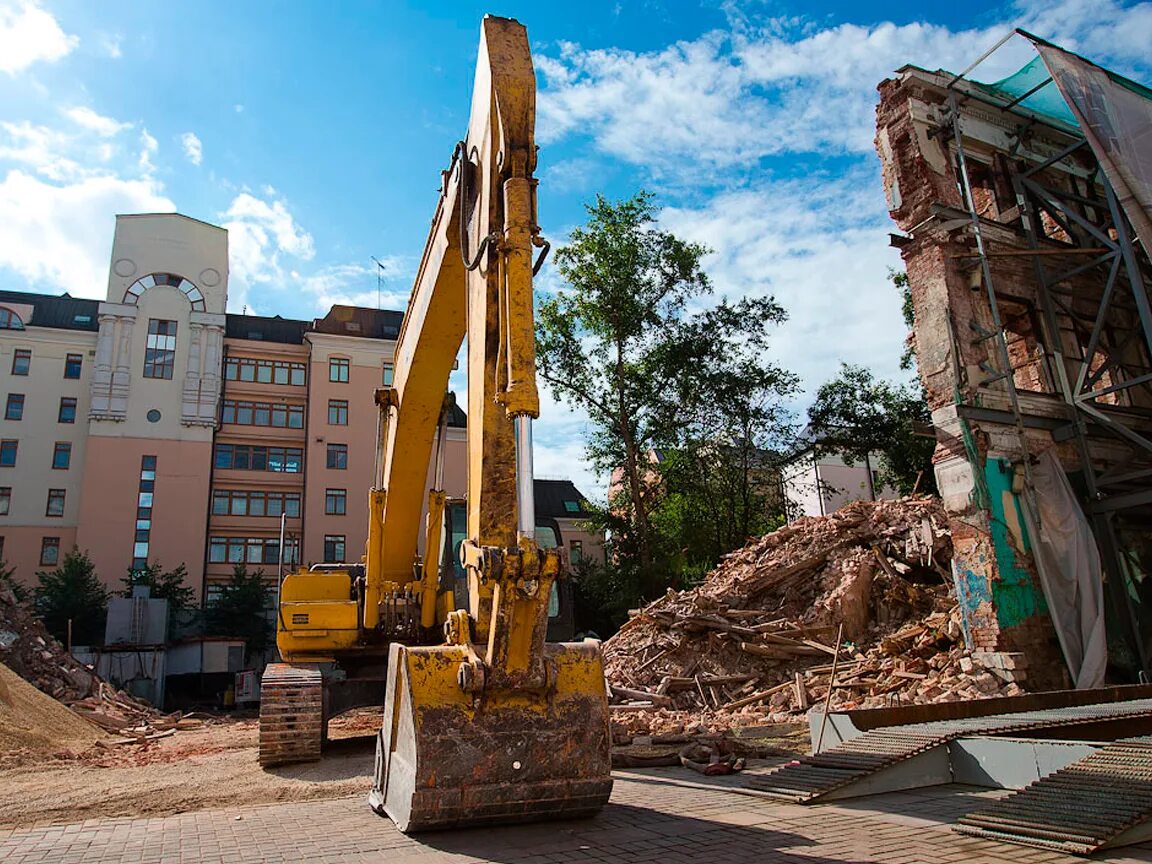 Высотный демонтаж снести дом. Демонтаж зданий. Демонтаж построек. Снос здания. Демонтаж кирпичного здания.