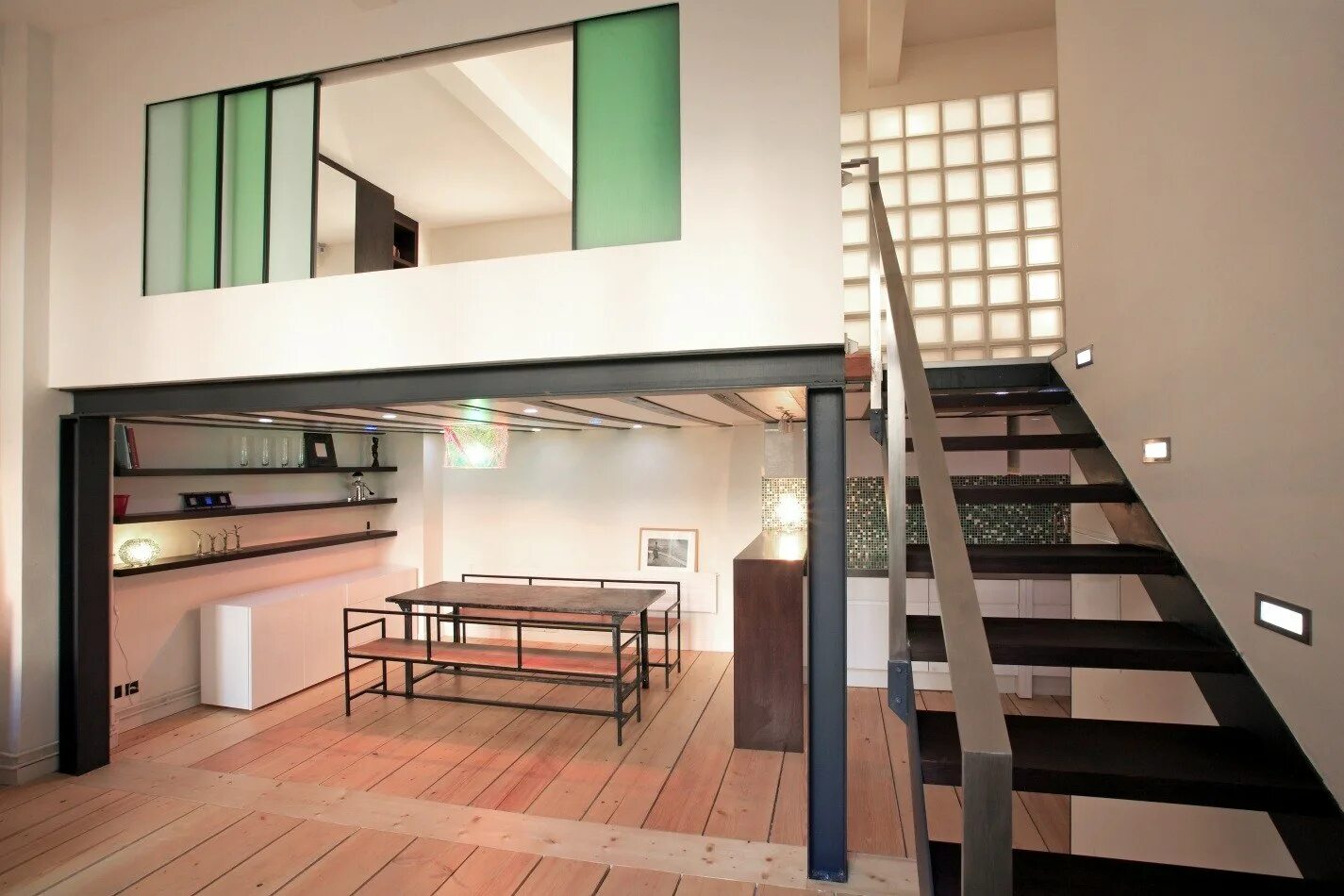 Антресольный этаж в доме лофт. Антресольный этаж мезонин. Лестница в двухуровневой квартире. Антресоль в комнате с высокими потолками. Полу этаж.