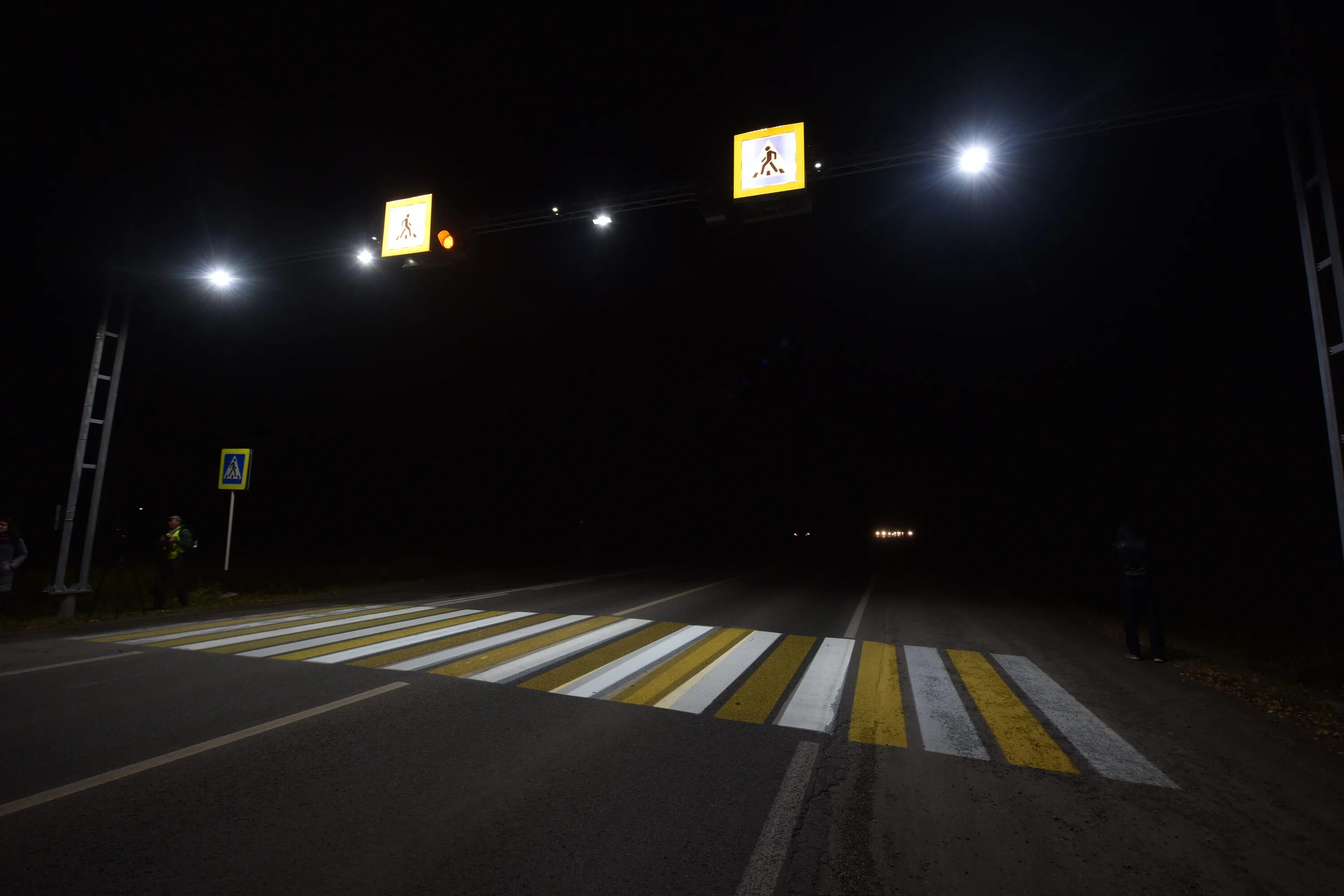 Подсветка пешеходного перехода. Освещение пешеходных переходов. Светильники для пешеходных переходов. Пешеход ночью на дороге.