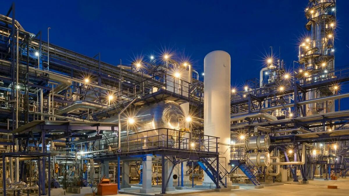 Колонна отдувки метанола. Химическая промышленность водорода. Бакинский нефтеперерабатывающий завод. Водород в химической промышленности. Водородная энергия завод.