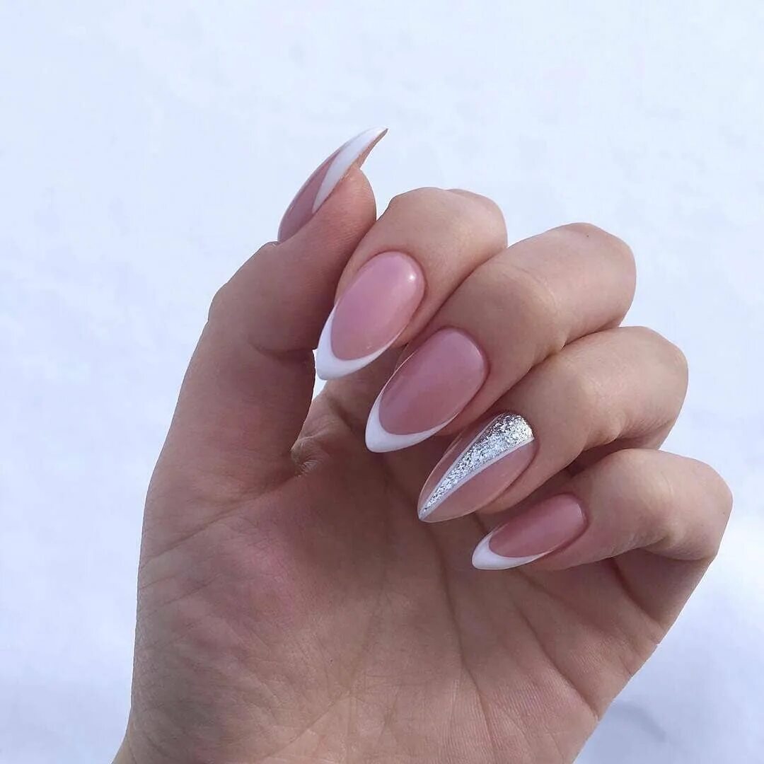 Френч миндалька. Растушеванный френч миндаль. Чёрный френч на ногтях миндалевидной 2022. Идеи френча на миндальную форму. Френч 2023 миндаль.